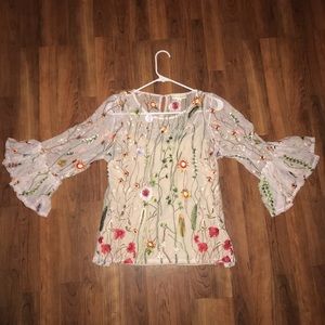 Gorgeous floral lace top (L)